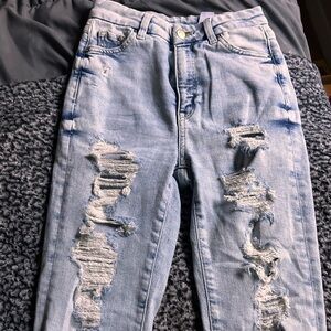 Light blue distressed jeans with a super cute ripped look #ripped-jeans